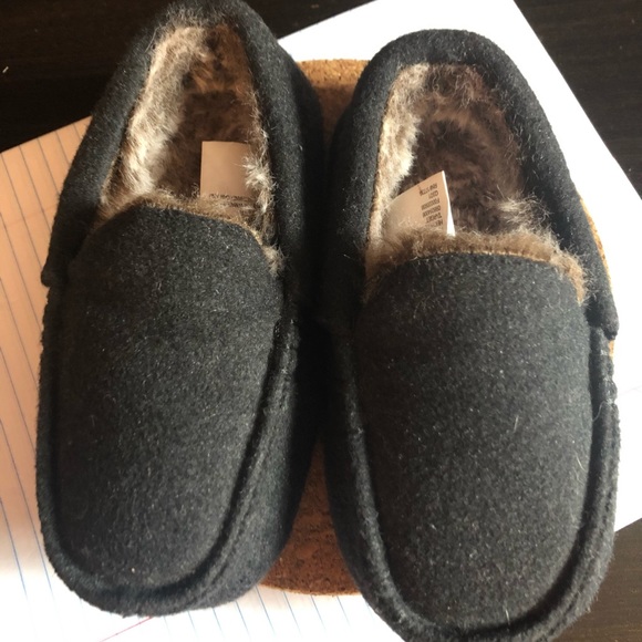 Size 7/8 black fuzzy slippers - Picture 2 of 9